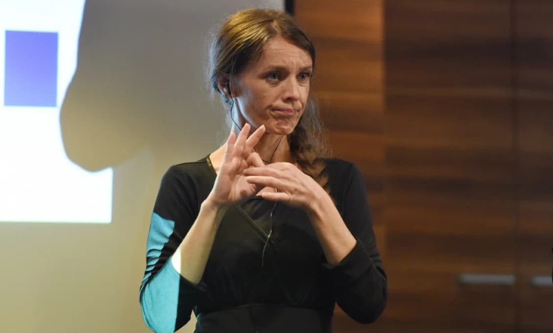 Nepočujúci žiadajú, aby sa na úrade vlády opäť tlmočilo do posunkového jazyka