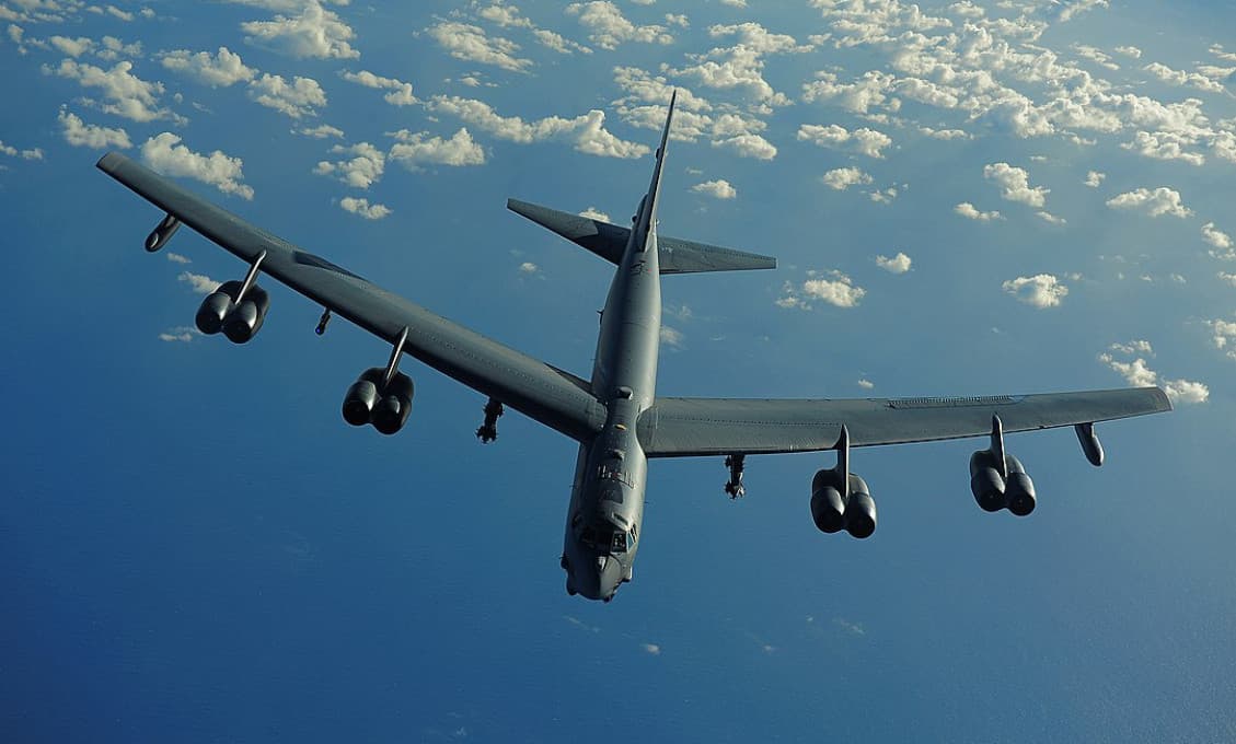 Na Kryme muselo zasahovať 8 stíhačiek, aby zadržali tri americké bombardéry B-52 (VIDEO)