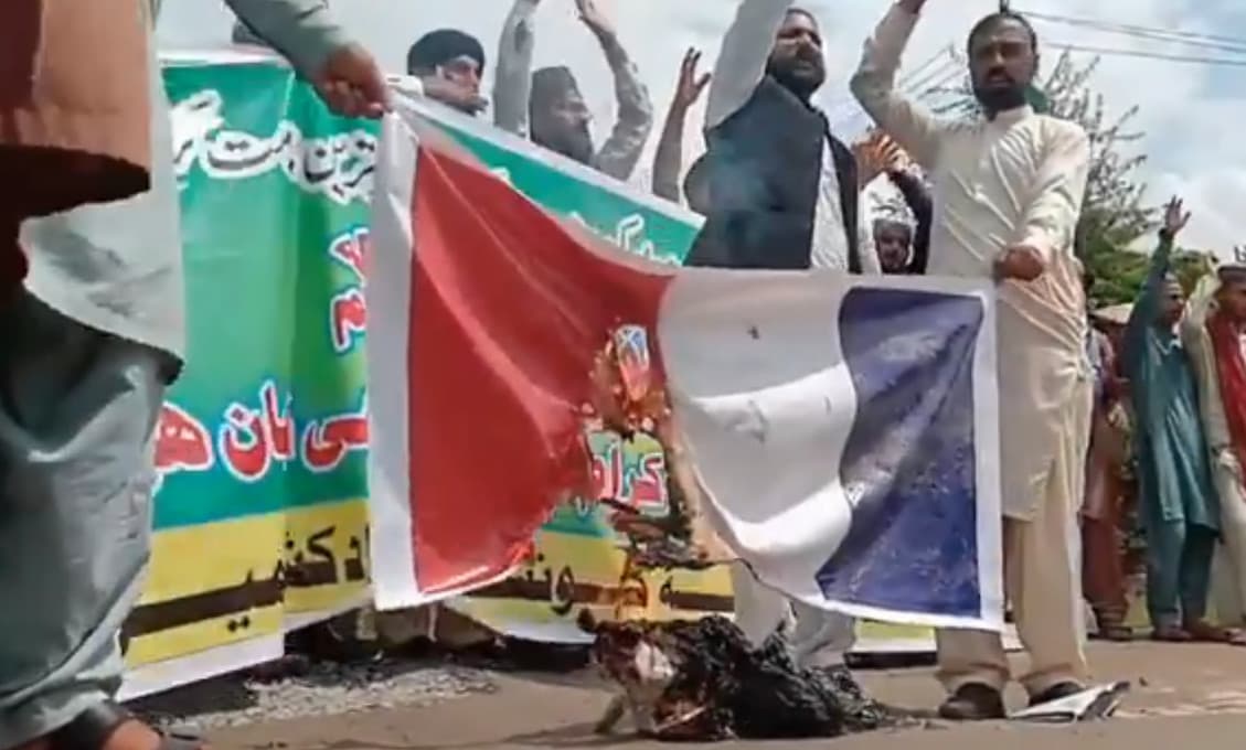 „Prestaňte štekať, francúzske psy!“: V Pakistane vypukli protesty za dotlač Mohameda