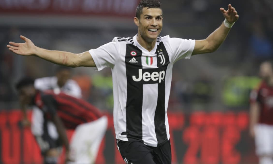 Ronaldo sedel na tribúne bez masky, neskôr si ju nasadil. Nechýbal nám, vravel tréner Portugalska Santos