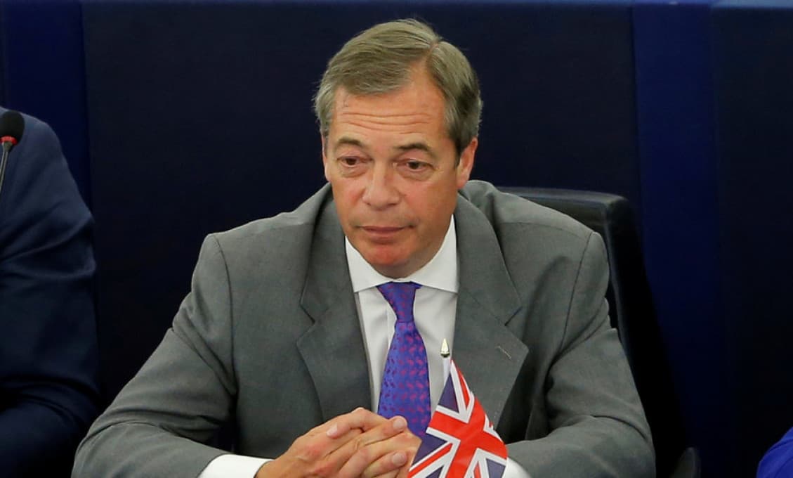 Farage sa zaväzuje „zničiť konzervatívcov“, ak sa Johnson zasekne pri rokovaniach o Brexite