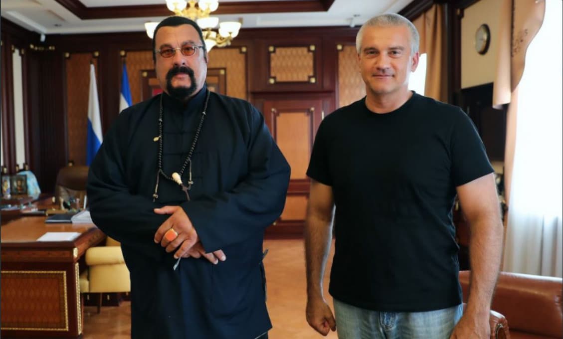 Steven Seagal pricestoval na Krym, privítali ho ako štátnu návštevu