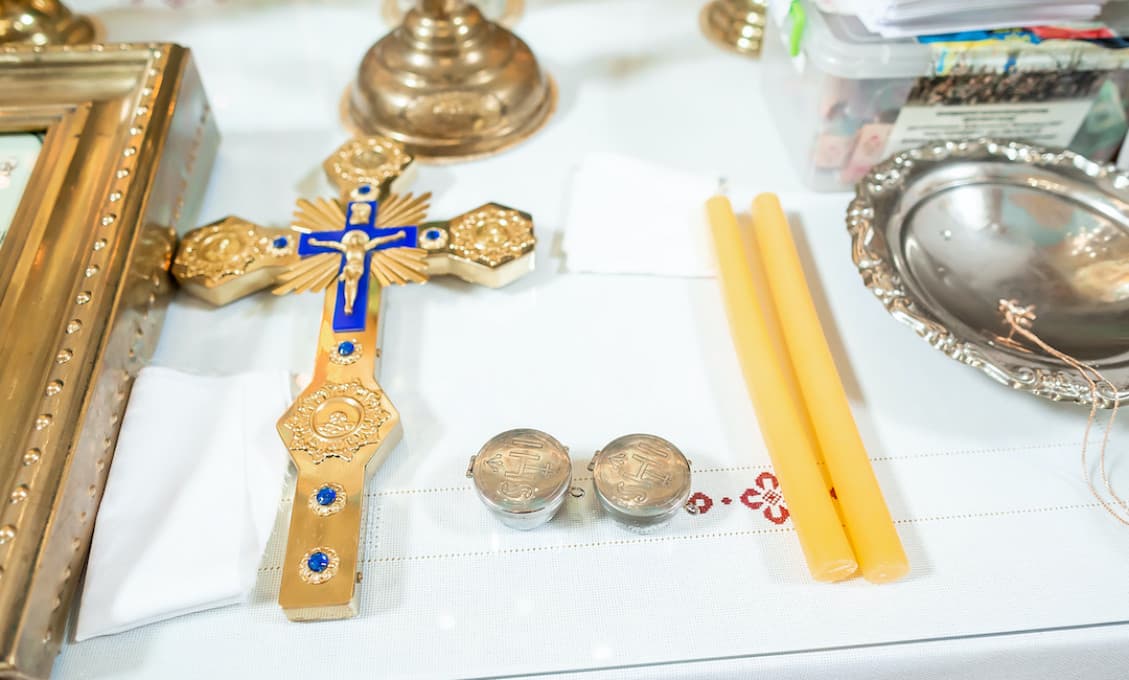 Dvaja ruskí vojaci boli zatknutí po tom, ako si umyli topánky svätenou vodou