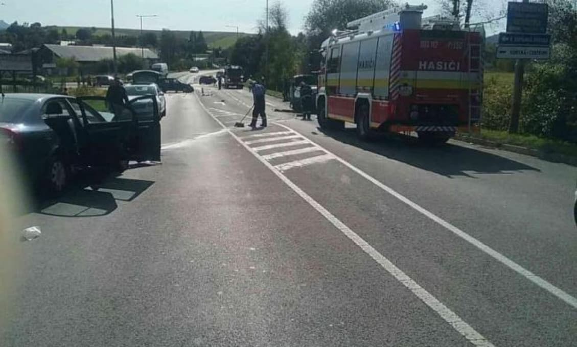 Pri zrážke troch áut v Rajeckých Tepliciach utrpeli zranenia piati ľudia