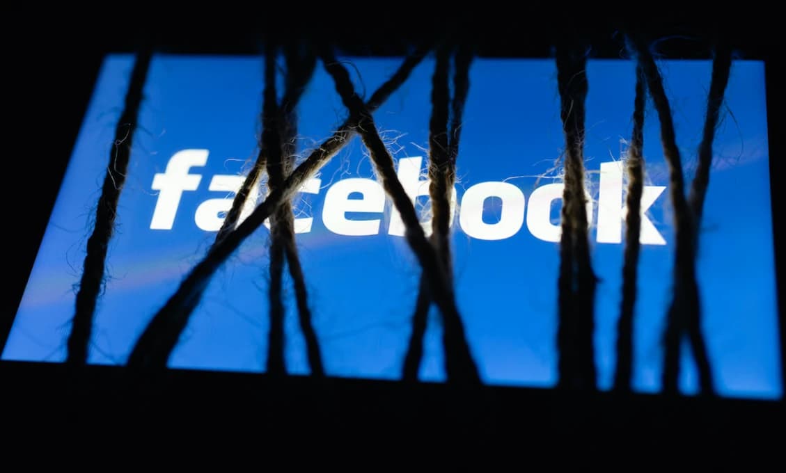 Facebook podporuje popieranie holokaustu