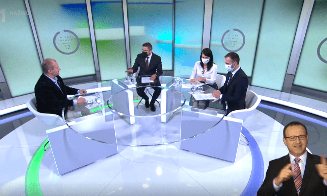 Benevolentná RTVS. Kotleba zostal v relácii, aj keď odmietol rúško