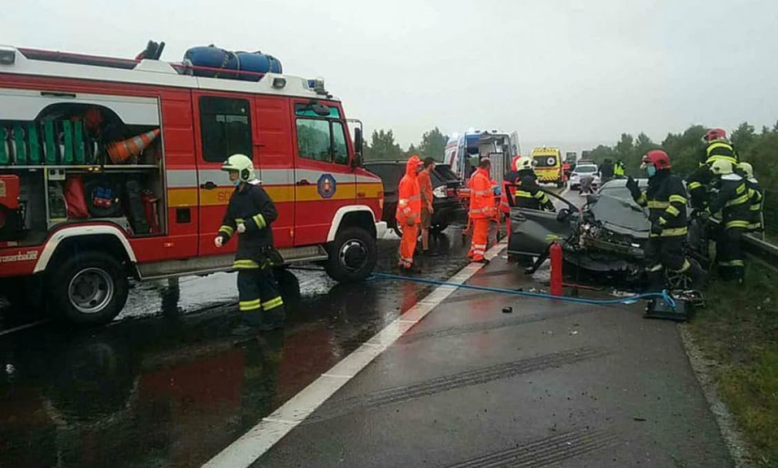 Pri nehode na D1 pri Prešove sa zranili dve osoby, diaľnica je uzavretá