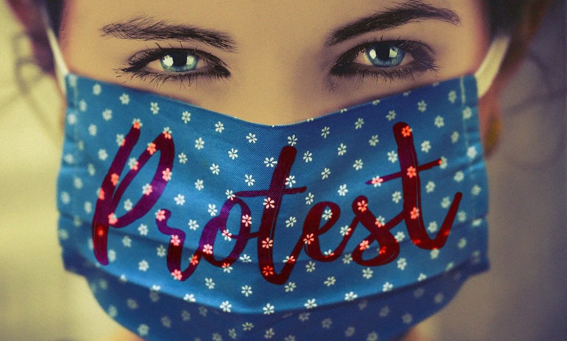 Odmietate rúška a opatrenia? Obmedzenia vraj najviac neznášajú egocentrici