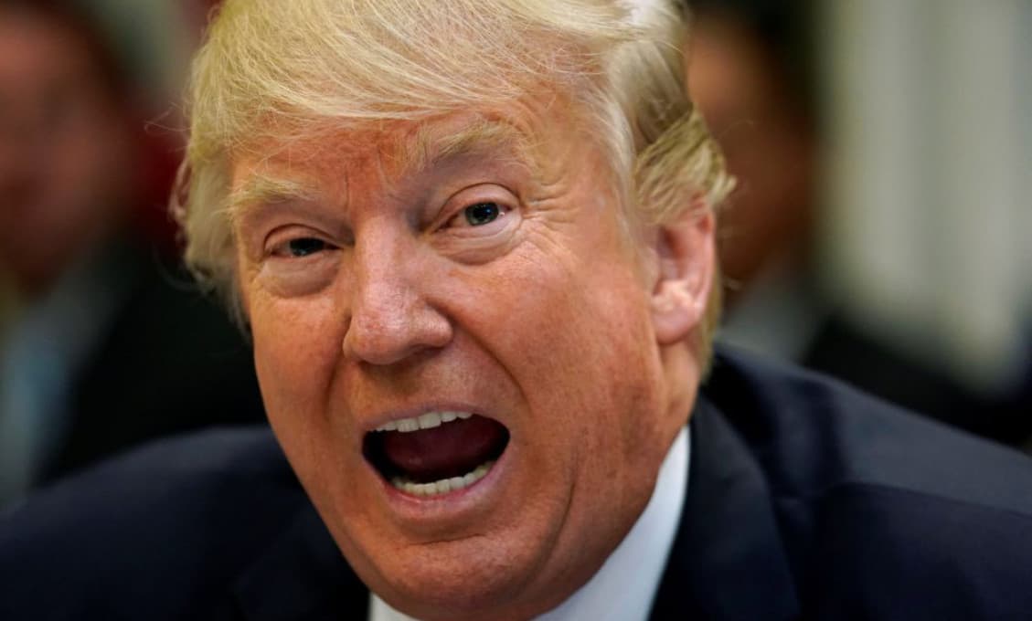Mesiac pred voľbami zaostáva Trump o 14 bodov