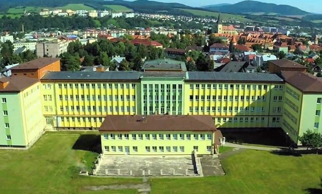 Nemocnica v Bardejove sa pomaly potápa. Stiahnu ju na dno oslavy a svadby?