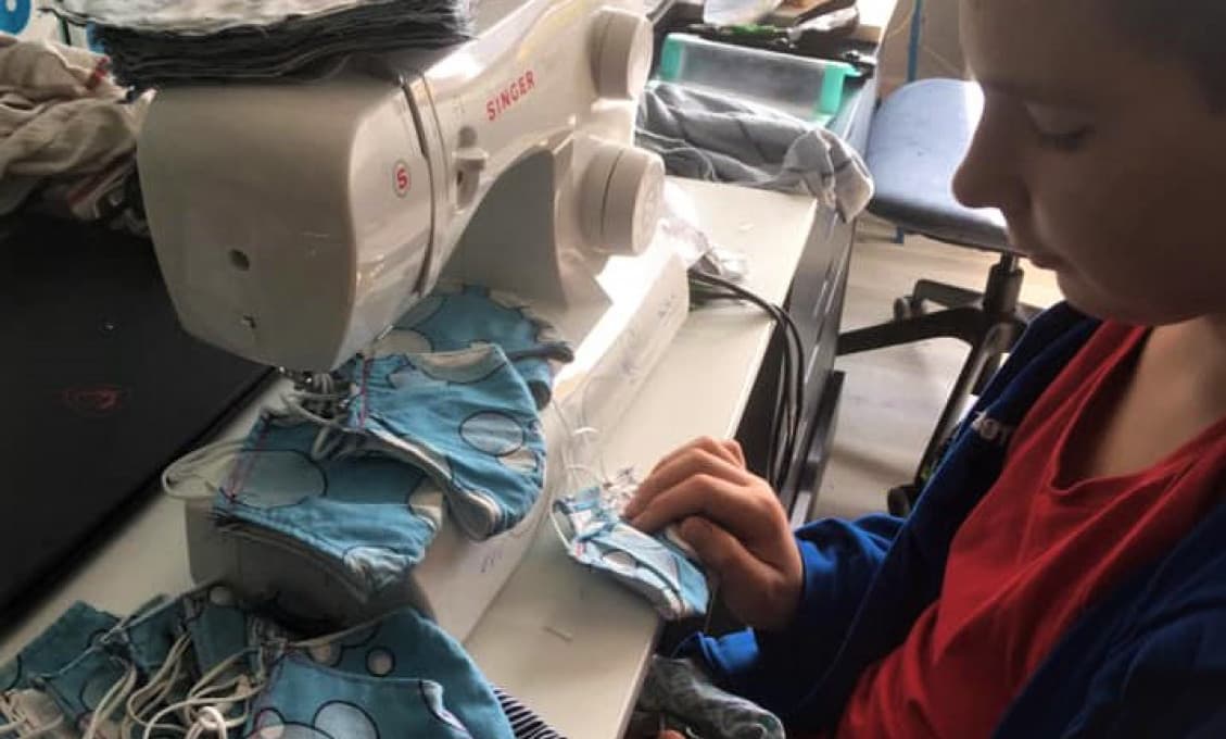 Smutný príbeh: Chlapec (13) chcel rozdať spolužiakom rúška, ktoré šije, oni ho však vysmiali