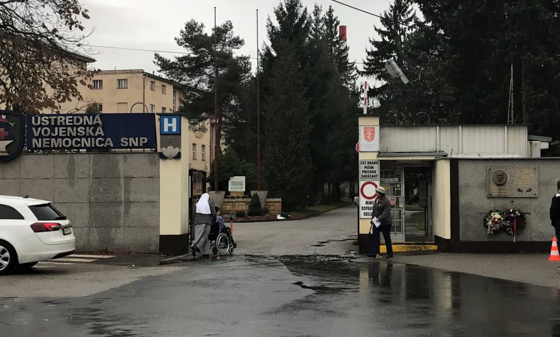 Lekára, ktorého spomínal v súvislosti s COVID-19, nakazila sestrička. Je vo veľmi vážnom stave