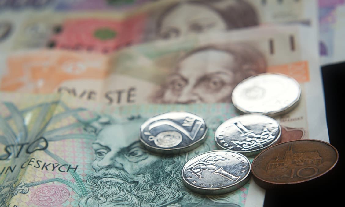 Koruna závratne padá, Slováci, pracujúci v Čechách, budú mať drahé Vianoce
