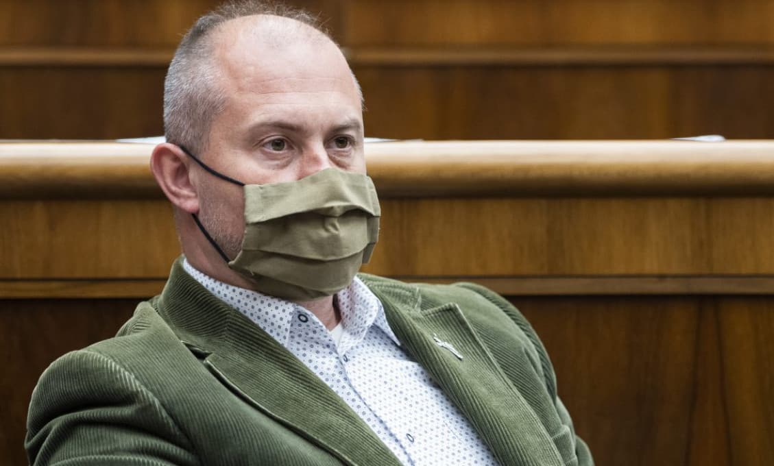 Kotleba je v karanténe, jeho advokát mal pozitívny test na nový koronavírus