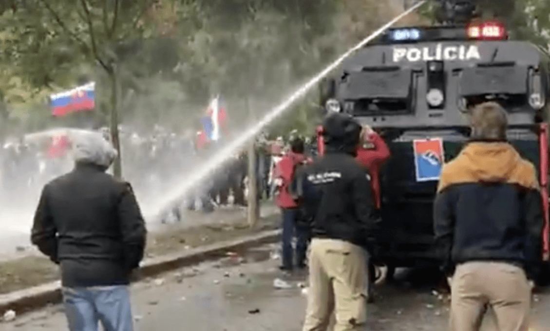 Brutálny protest proti vládnym opatreniam: Krik, svetlice, slzotvorný plyn aj vodné delo!