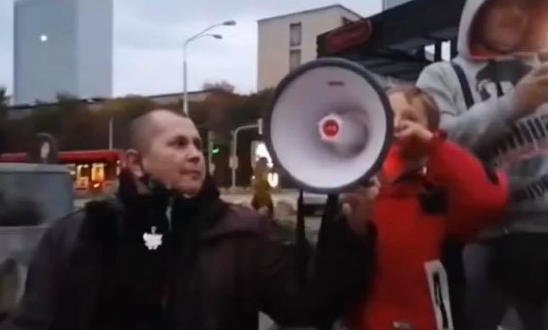 Polícia pátra po rodičoch detí, ktorí sa zúčastnili protestu proti vláde Igora Matoviča