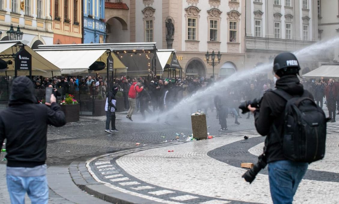 Bojové pole si spravili chuligáni aj v Prahe. V akcii boli zbrane, vodné delo i ťažkoodenci