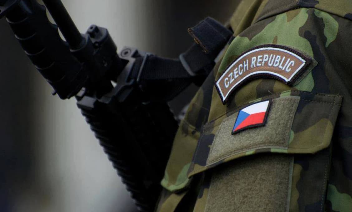 "Z funkčnej armády ste urobili v podstate len expedičný zbor", tvrdia českí komunisti
