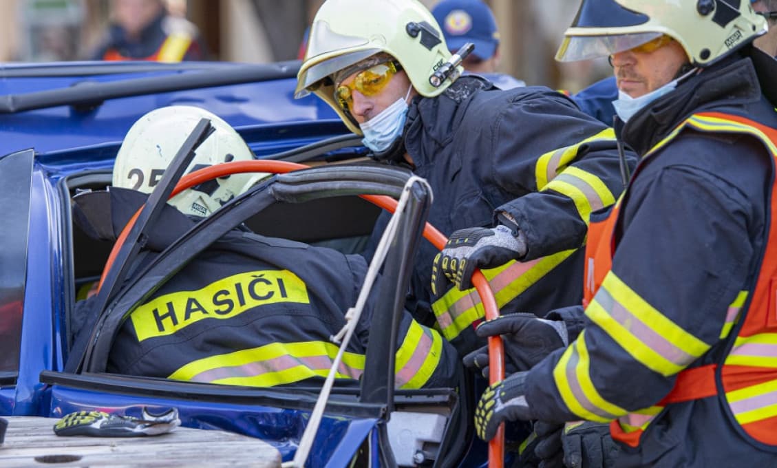 Na Lamačskej ceste sa zrazili dve autá, jedno skončilo na streche