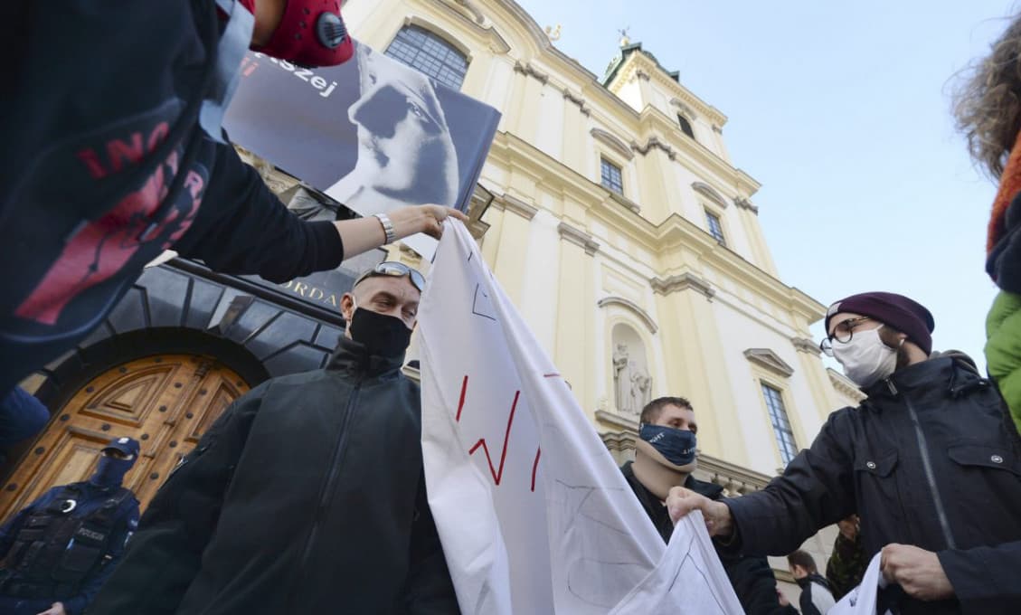 Po rozhodnutí poľského Najvyššieho súdu o potratoch prerušili demonštranti nedeľné omše