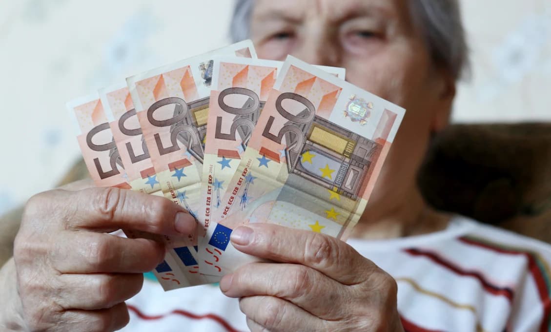 Vláda dá na 13. dôchodky 300 miliónov eur. Opozícia hovorí o okrádaní dôchodcov