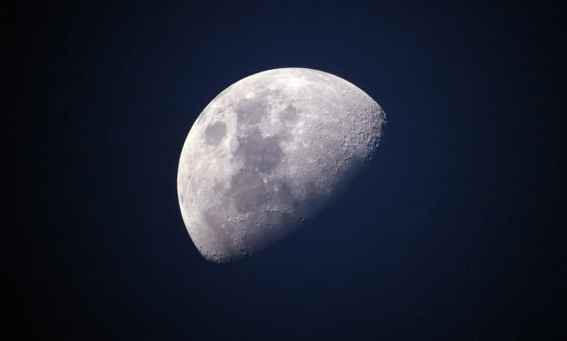 NASA objavila vodu rozprestierajúcu sa na svetlom povrchu Mesiaca