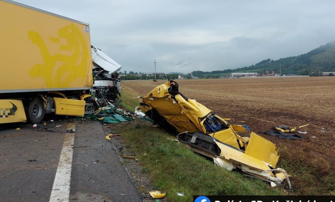 Mimoriadne tragická nehoda: Po zrážke dodávky a nákladného auta sú štyria mŕtvi!