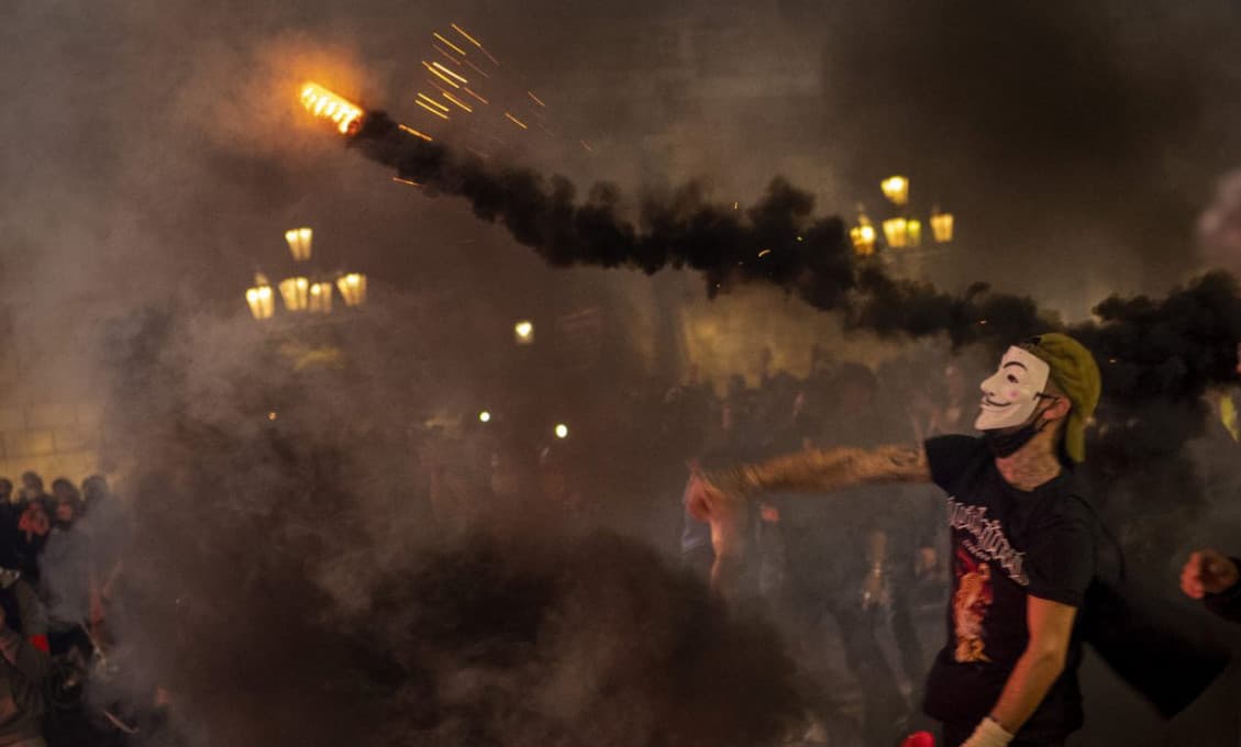 Španielsko ovládli protesty - barikády v Madride, strety v Barcelone, rabovanie v Logrone