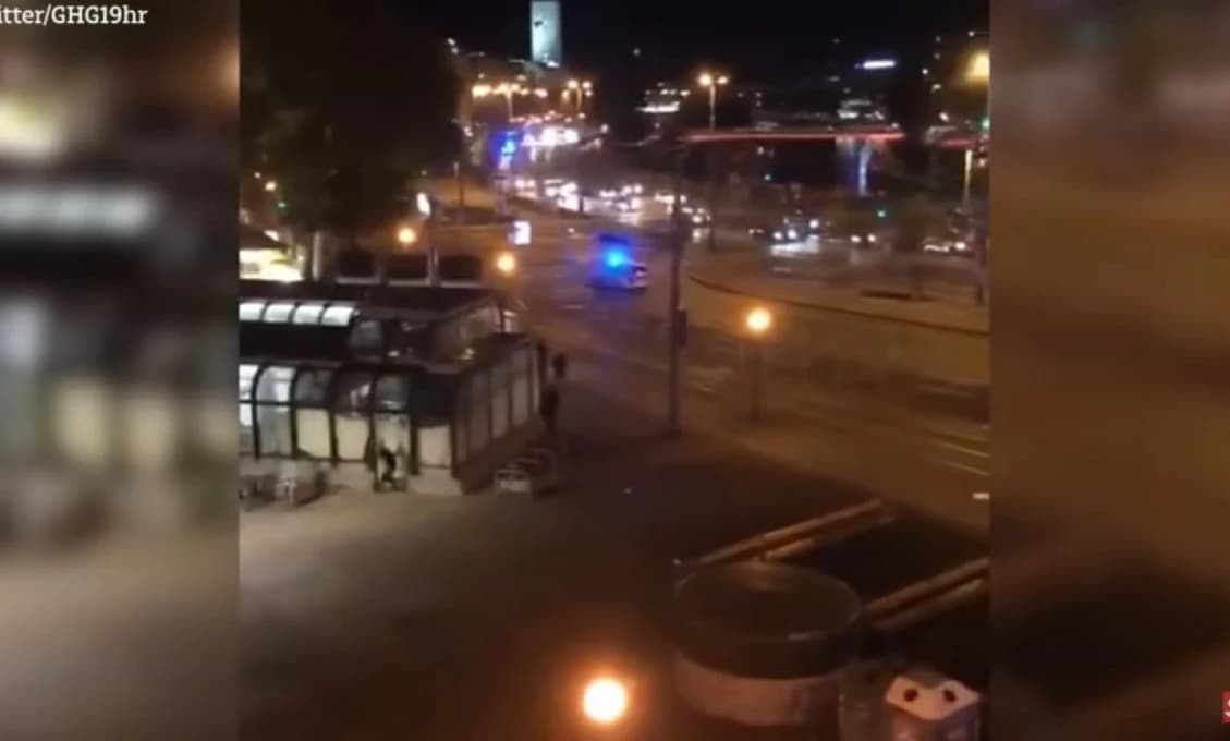 Zábery z Viedne ukazujú, ako podozriví teroristi strieľali v centre mesta (VIDEO)
