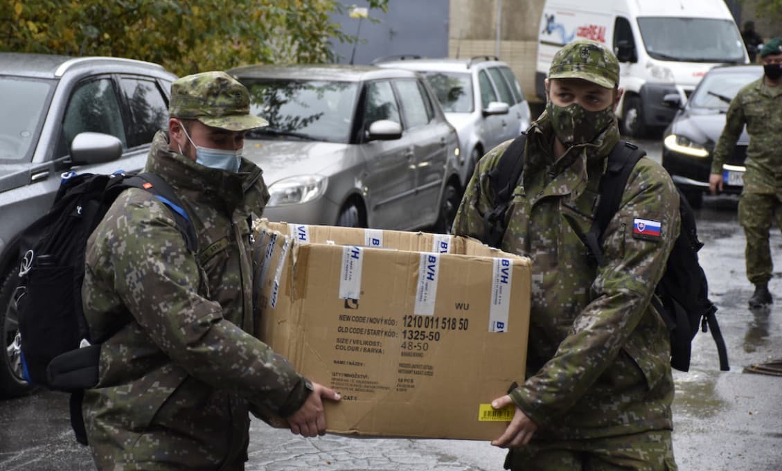 Teroristi sú už pri hraniciach a naša obrana si chodí merať teplotu