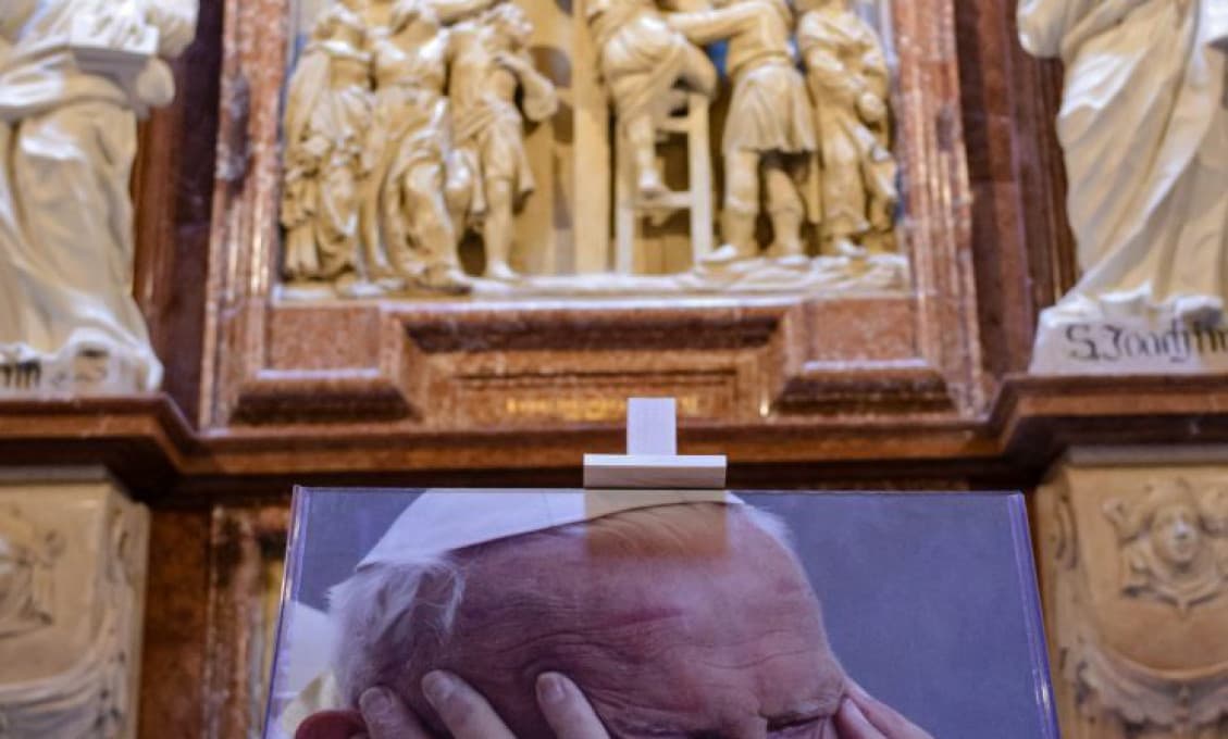Vatikán pripúšťa, že pápež Ján Pavol II. vedel o sexuálnych deliktoch kardinála