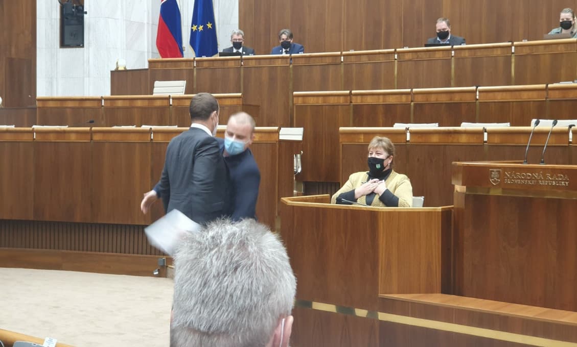 Strkanice, vyhrážky a ruvačka o kus papiera s označením „Urevaný nácek!“