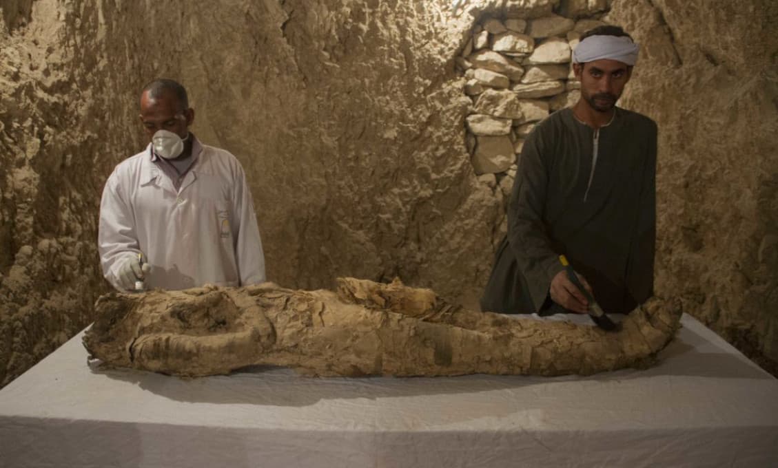 V Egypte objavili obrovské množstvo sarkofágov a pozlátených sôch (VIDEO)