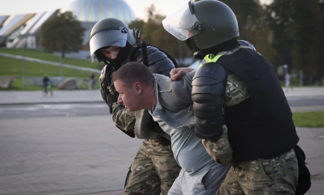 "Neprijateľné," odsúdil Putinov hovorca brutalitu polície v Bielorusku