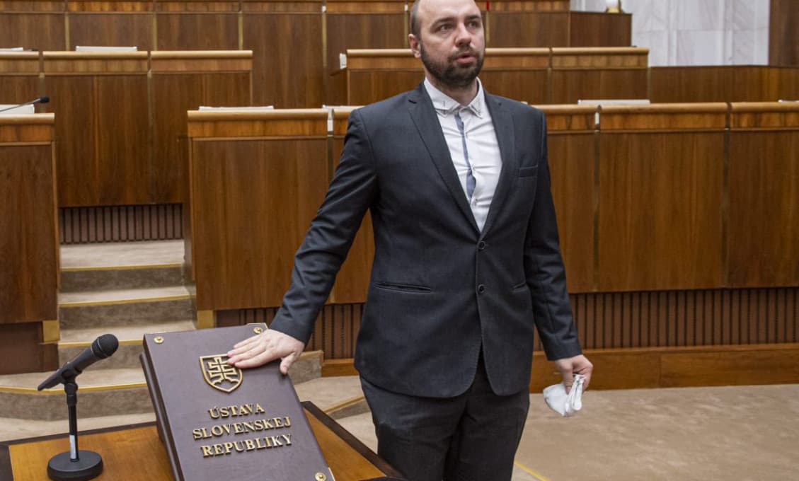 Poslanec Medvecký je po zadržaní policajtmi PN, má tržnú ranu na tvári