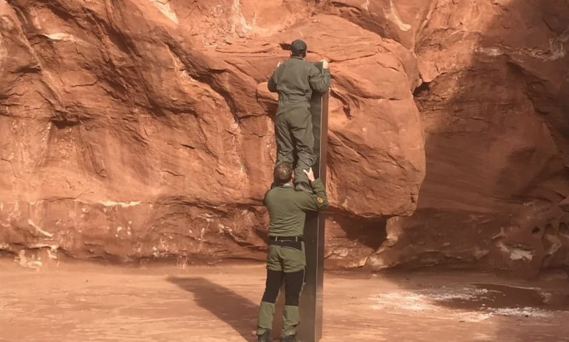 V púšti v Utahu bol objavený tajomný kovový monolit (VIDEO+FOTO)