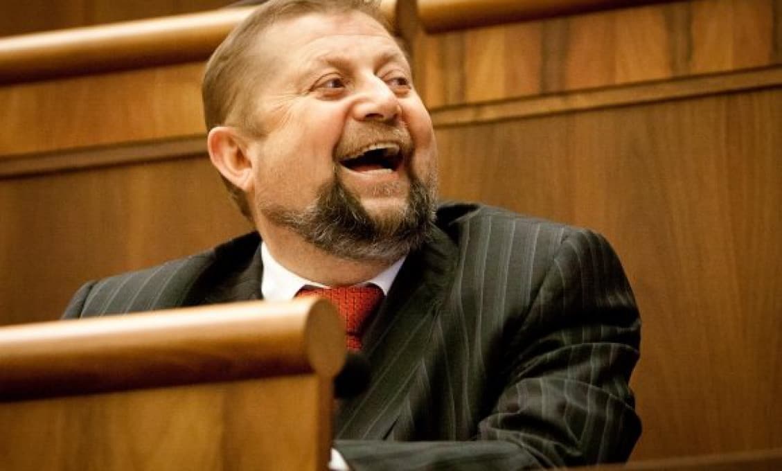 Štefan Harabin sa „sťažuje“, že sa nevie domôcť uloženia pokuty za nenosenie rúška