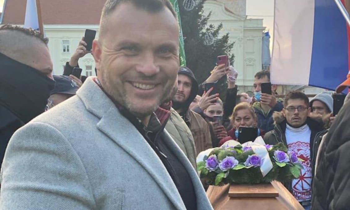 Truhla pred Matovičovým domom? "Symbolizovala pohreb demokracie", tvrdí Mazurek