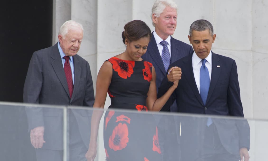 Bush, Obama a Clinton sa nechajú očkovať pred kamerami, aby ukázali, že je to bezpečné.