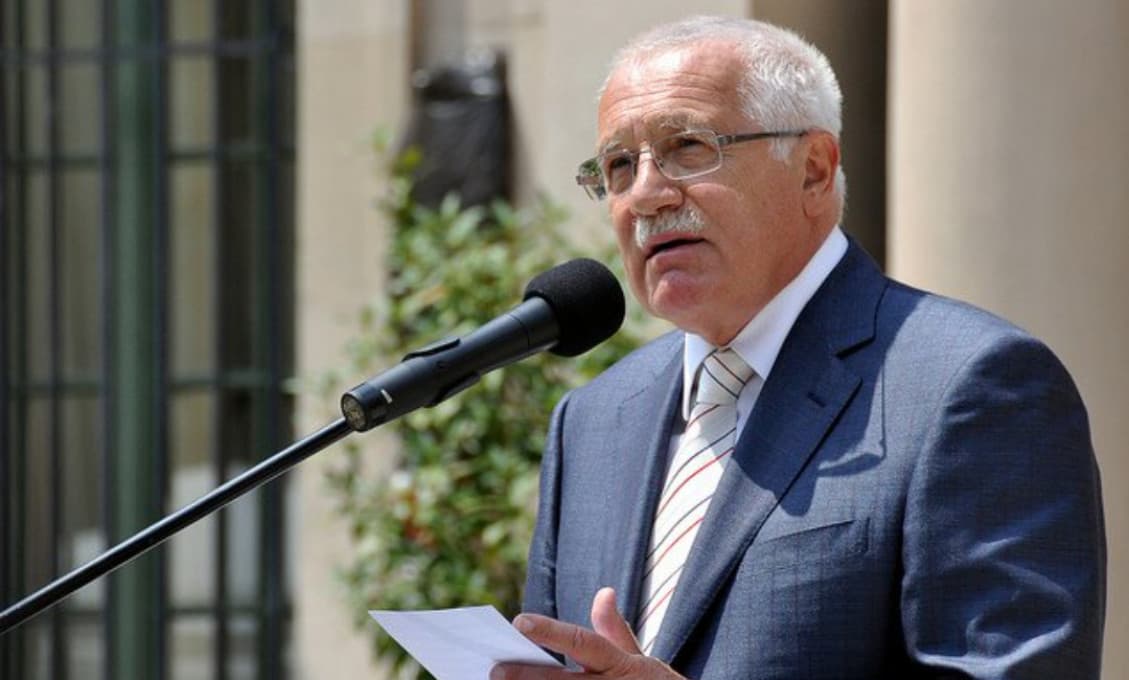 Klaus prispieva k šíreniu dezinformácií o covide. Dehonestujúce, reaguje exprezident