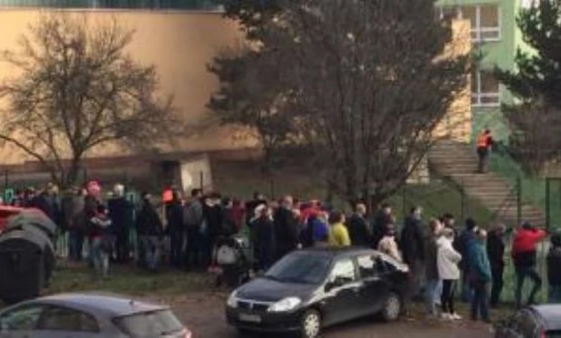 Šialenstvo na futbale v Košiciach. Len aby to nevidel Matovič, ináč sme v p...li!