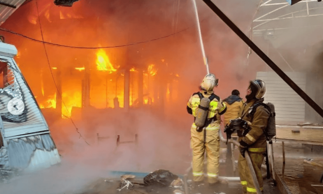 V Rusku začal horieť obchod s pyrotechnikou. Masívny požiar ničil všetko naokolo (VIDEO)