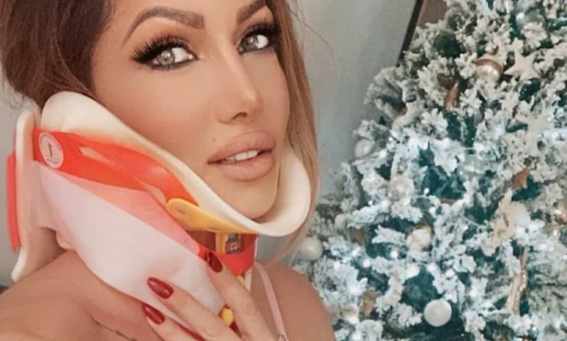 Podprsenka, podväzky a fixačný golier: Kollárova sexica z limuzíny zverejnila pikantné foto!