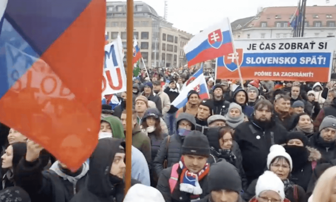 Protestujúci v Bratislave dnes vyzývali na ďalšie demonštrácie v Košiciach