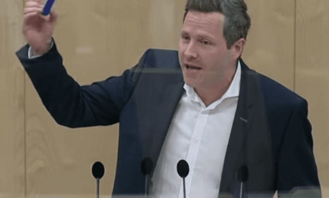 Rakúsky politik urobil test s Coca-colou, ten vyšiel pozitívne. Experti to spochybnili