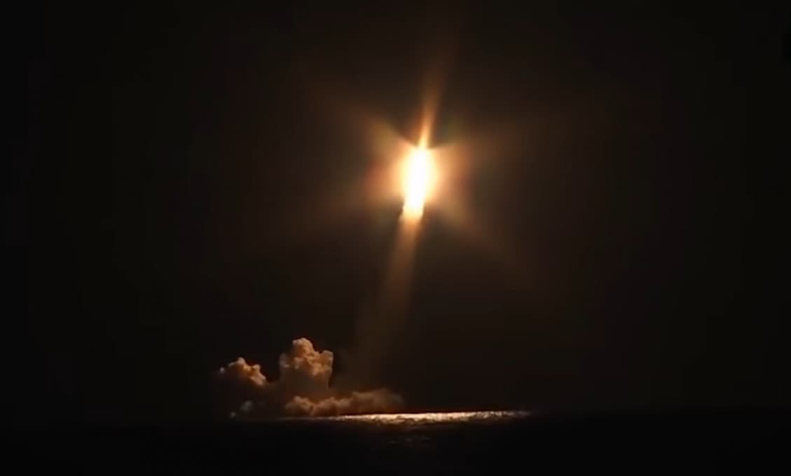 Ruská ponorka Vladimir Monomach prvýkrát odpálila medzikontinentálne balistické rakety Bulava (VIDEO)