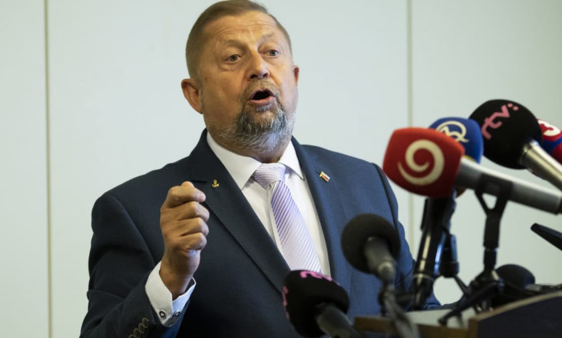 "Mičovský bol pozitívny, vláda má byť v karanténe. A na doživotie," tvrdí Harabin