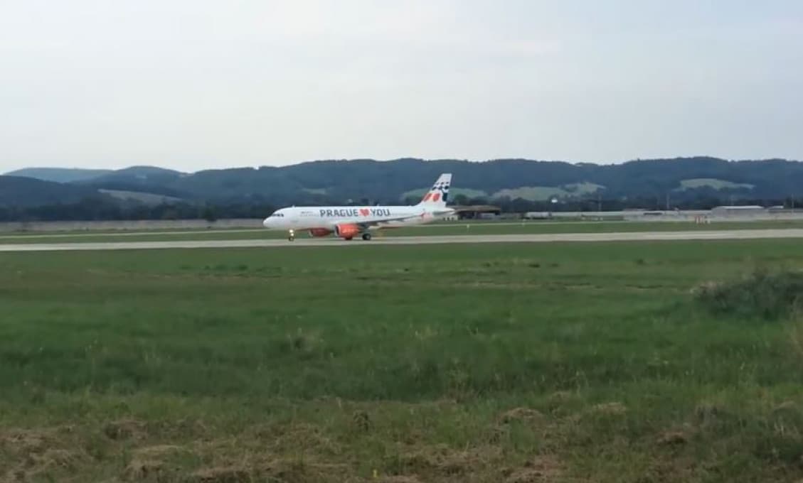 Rozpredaj majetku a výpovede, Letisko Sliač končí po 84 rokoch s civilnými letmi