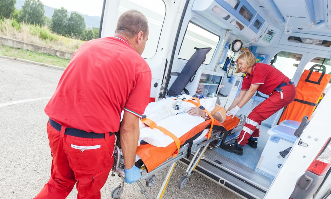 Írski lekári musia ošetrovať pacientov v sanitkách. Nemajú voľné lôžka
