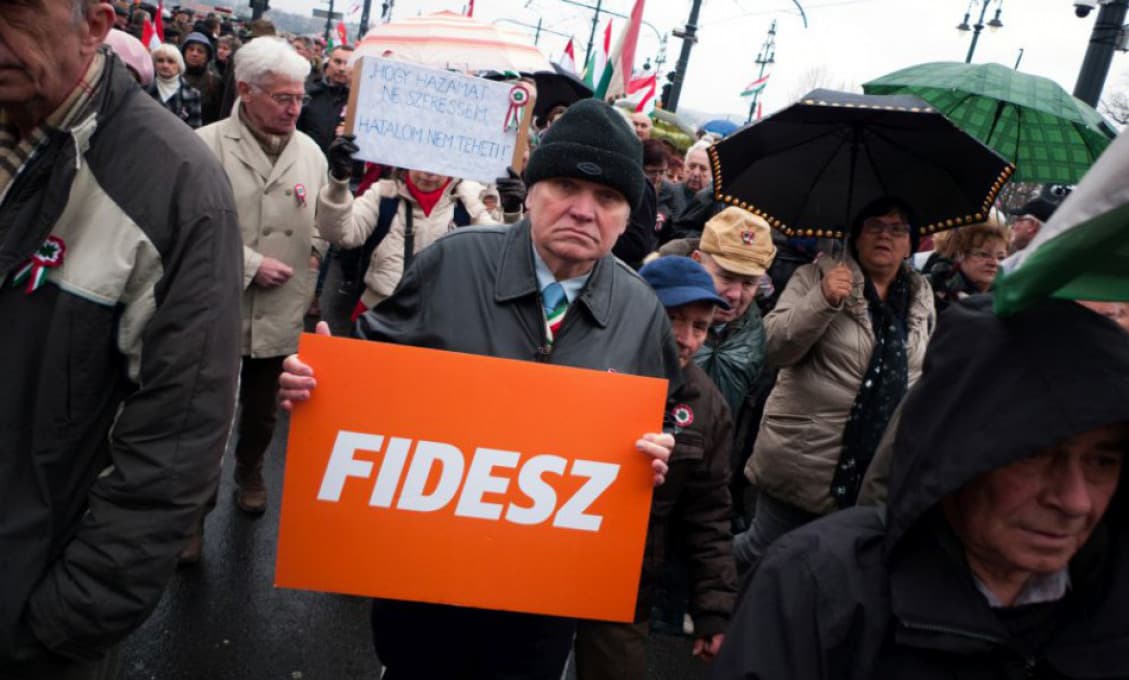 Po prirovnaní k nacistom „náhubok“ pre člena Fideszu